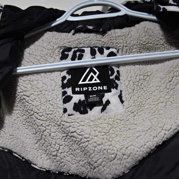 Winter jacket by Ripzone Size Med adjustable sleeve with pockets and hood - Picture 5 of 7